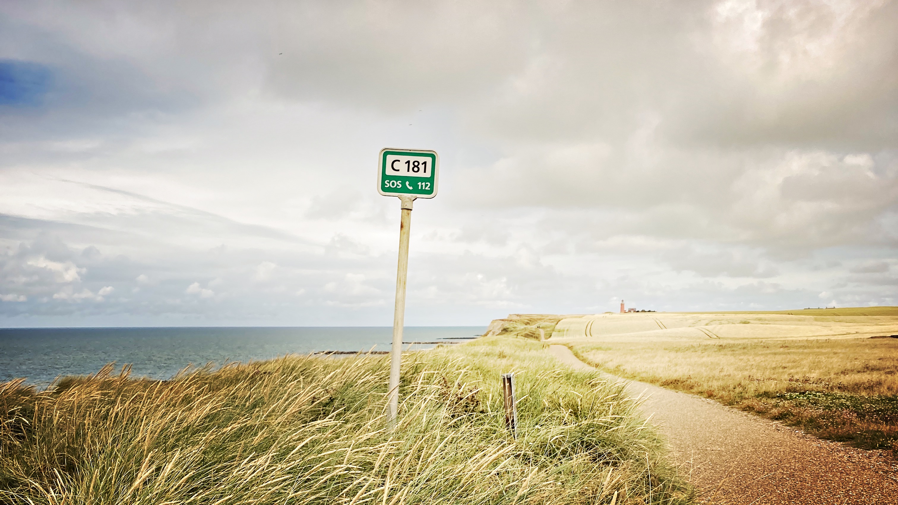 Weg entlang der Steilküste zum Bovbjerg Fyr